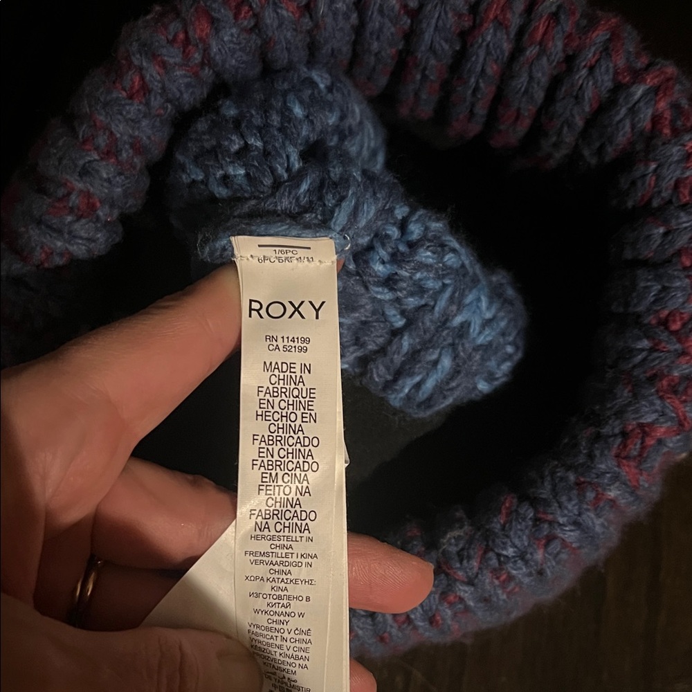 4/$20 Roxy Blue and Burgundy Cable Knit Beanie - Picture 2 of 2